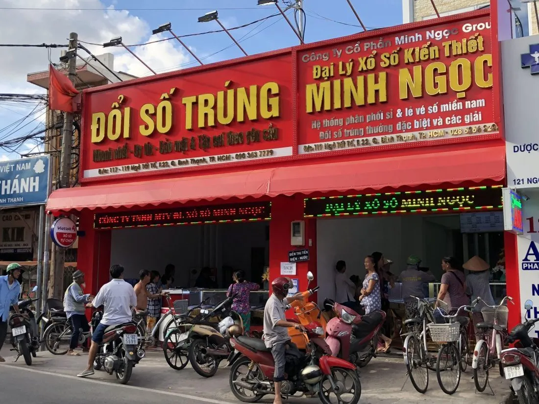 Quầy vé số Minh Ngọc — khách mua vé và đổi thưởng