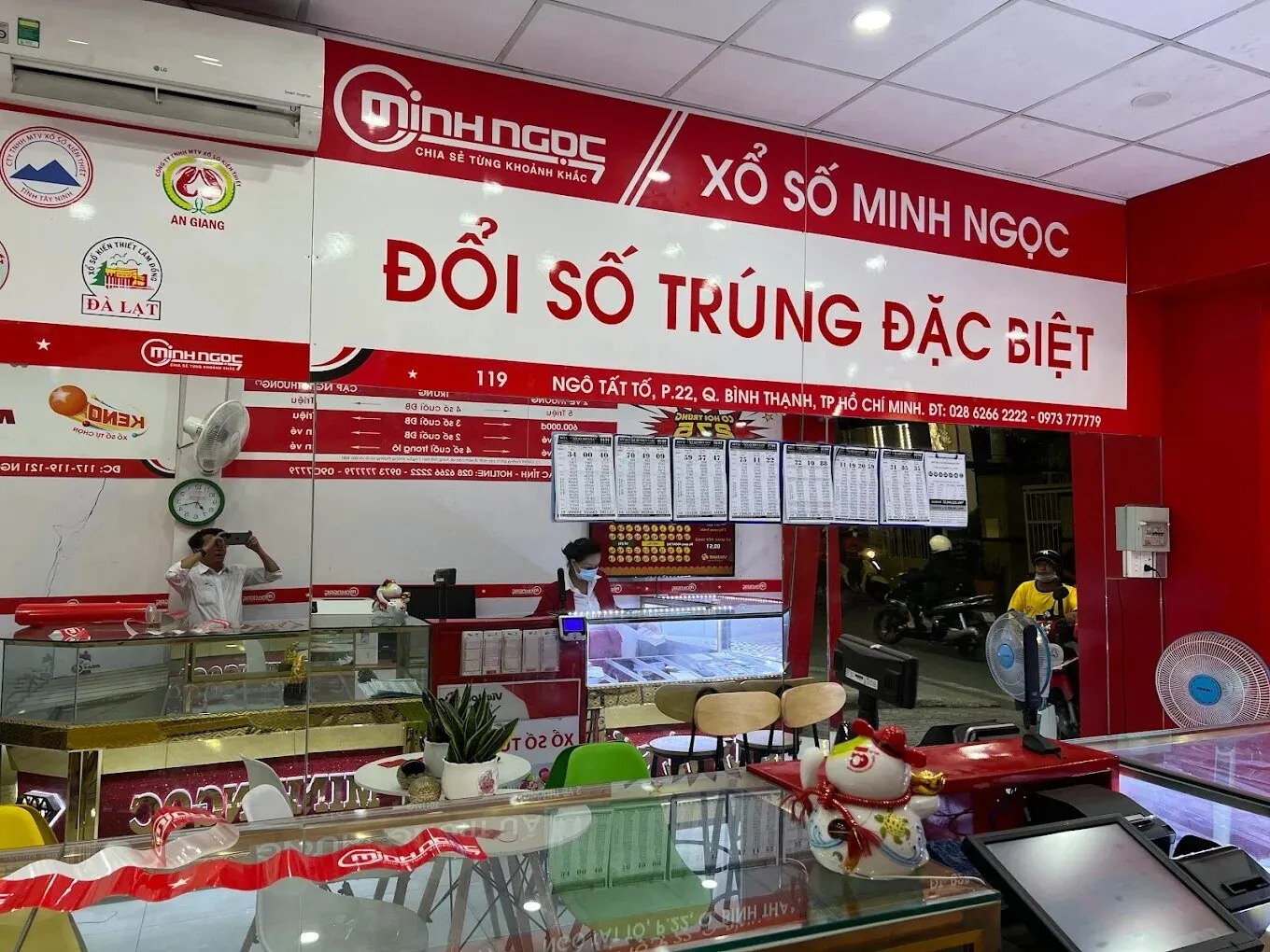 Bên trong đại lý Xổ Số Minh Ngọc 119 Ngô Tất Tố với bảng «Đổi số trúng đặc biệt»