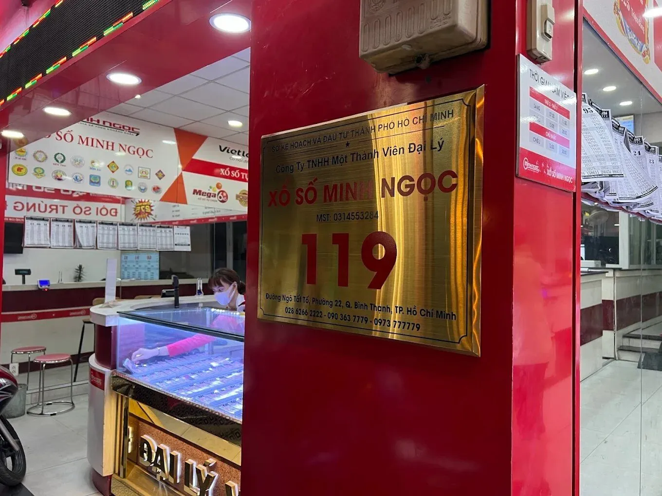 Biển số 119 và quầy vé số bên trong đại lý Minh Ngọc