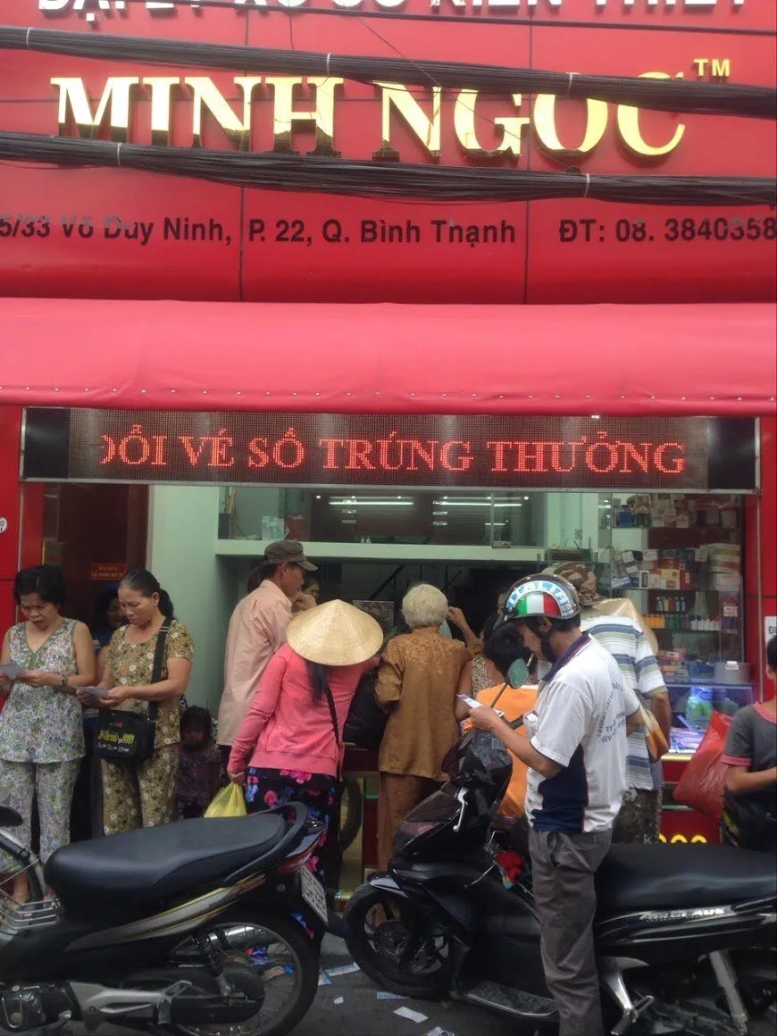 Khách đổi vé số trúng thưởng trước cửa hàng Minh Ngọc