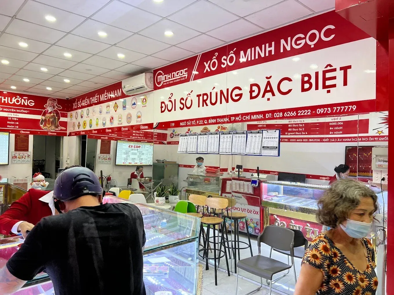 Khách dò và đổi vé số trúng thưởng bên trong đại lý Minh Ngọc