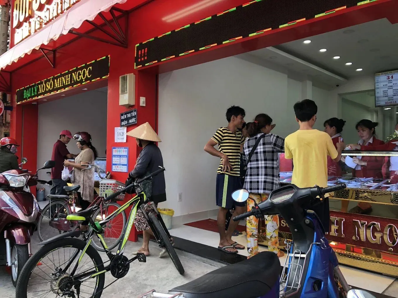 Khách đến mua vé số trước cửa đại lý Xổ Số Minh Ngọc