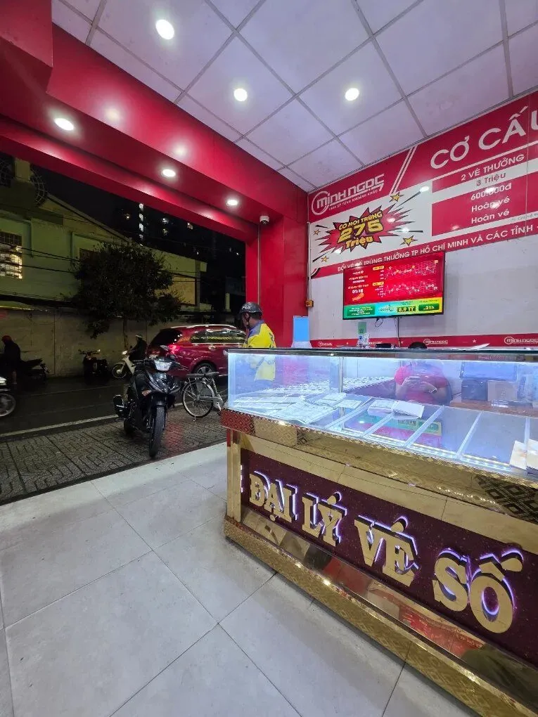 Quầy «Đại lý vé số» mạ vàng bên trong cửa hàng Minh Ngọc